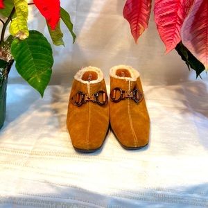 In like new condition shoes by Aerosoles size 7 so comfortable and classy